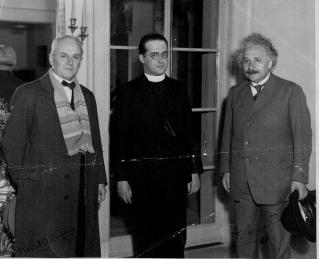 Lemetr (u sredini, u mantiji) i Ajnštajn (desno) - verovatno najzaslužniji "oci" Velikog praska