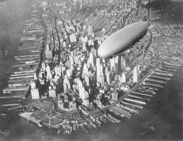 USS Akron nad Menhetnom