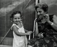 Baka i unuka Ana, 1982.